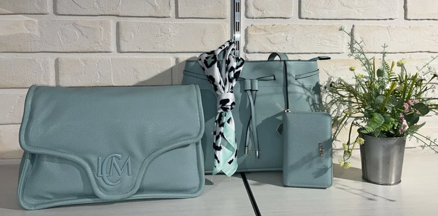 Handtaschen und Geldbörsen für Damen in blau, rosa und Leder